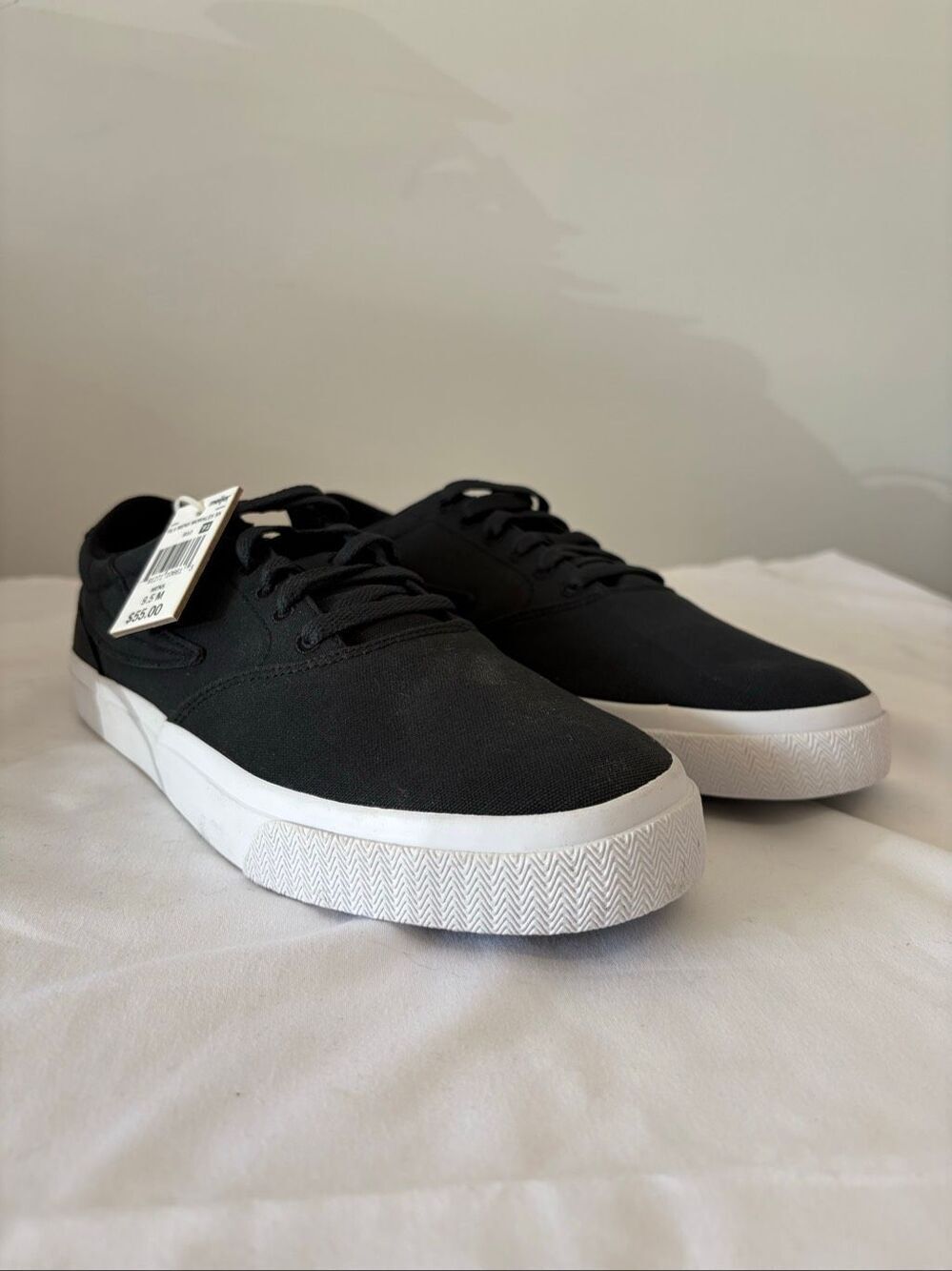 Fila Morales Men's Low Sneakers Size 9.5M NEW WITH BOX